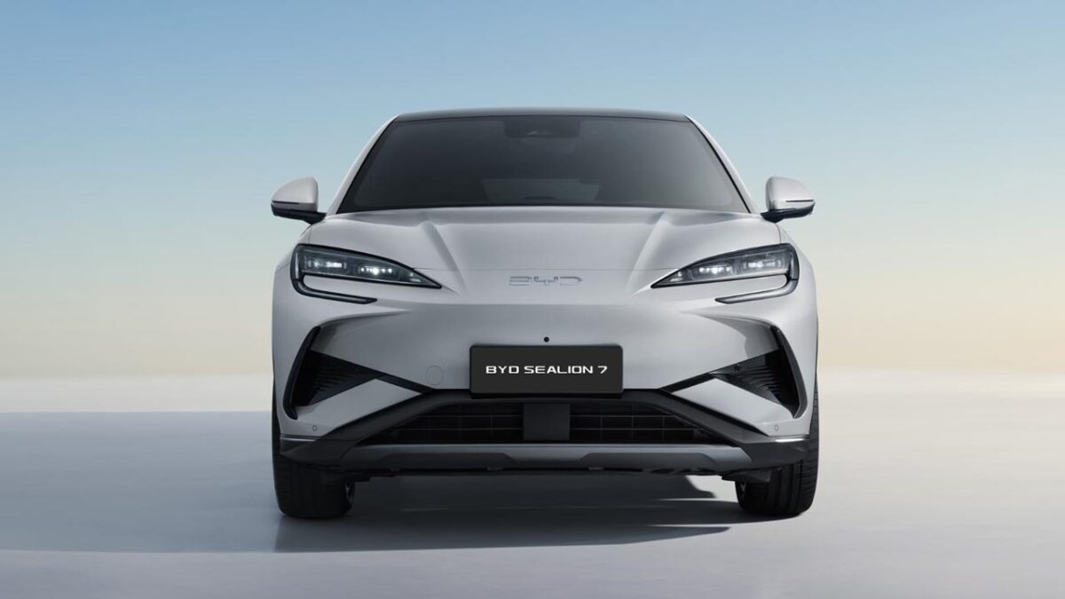 BYD Sealion 7 Electric SUV: भारत मोबिलिटी एक्सपो में लॉन्च हुई 500 किमी रेंज वाली दुनिया की पहली 8-इन-1 पावरट्रेन इलेक्ट्रिक एसयूवी