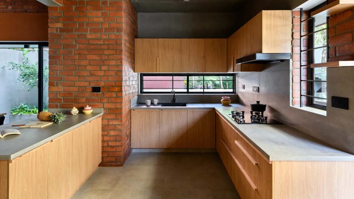 Kitchen Vastu Tips: इस दिशा में न हो किचन, आर्थिक हानि उठानी पड़ सकती है