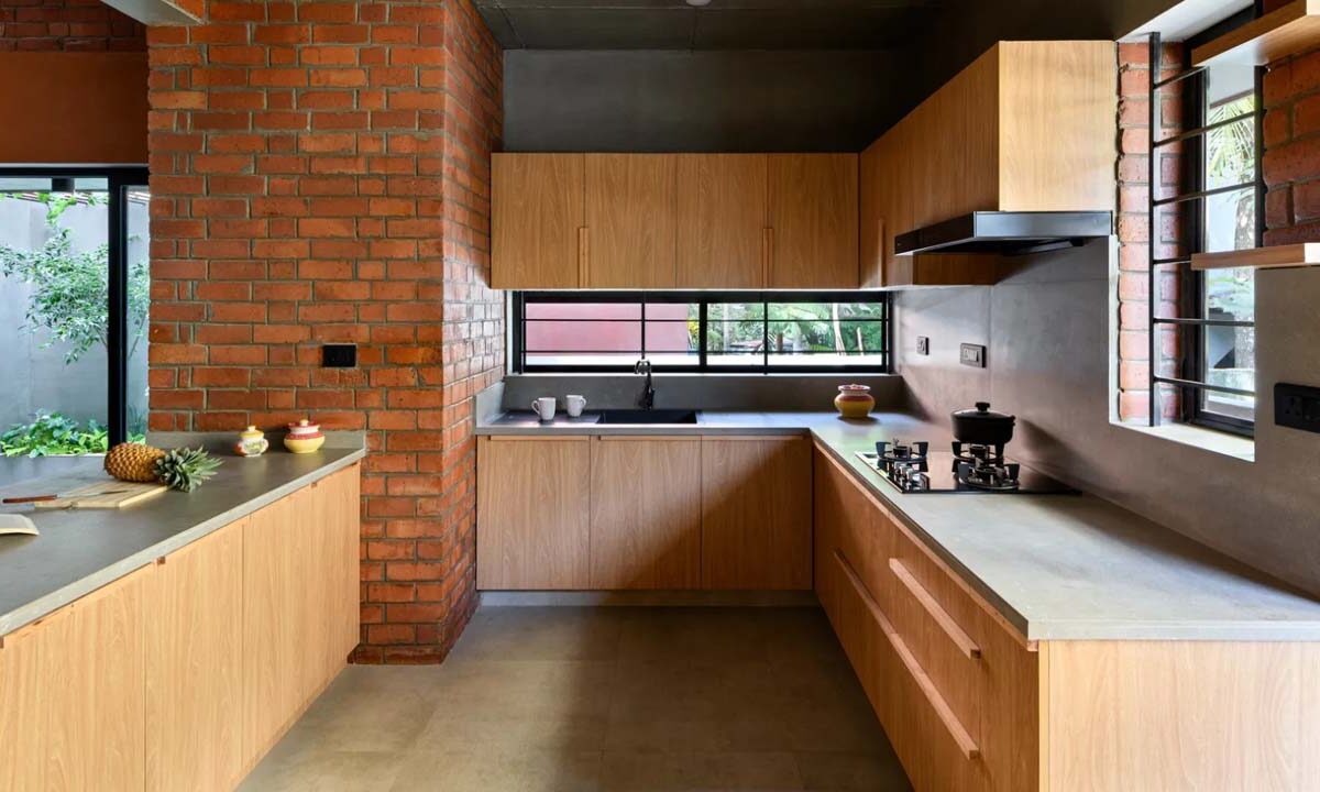 Kitchen Vastu Tips: इस दिशा में न हो किचन, आर्थिक हानि उठानी पड़ सकती है
