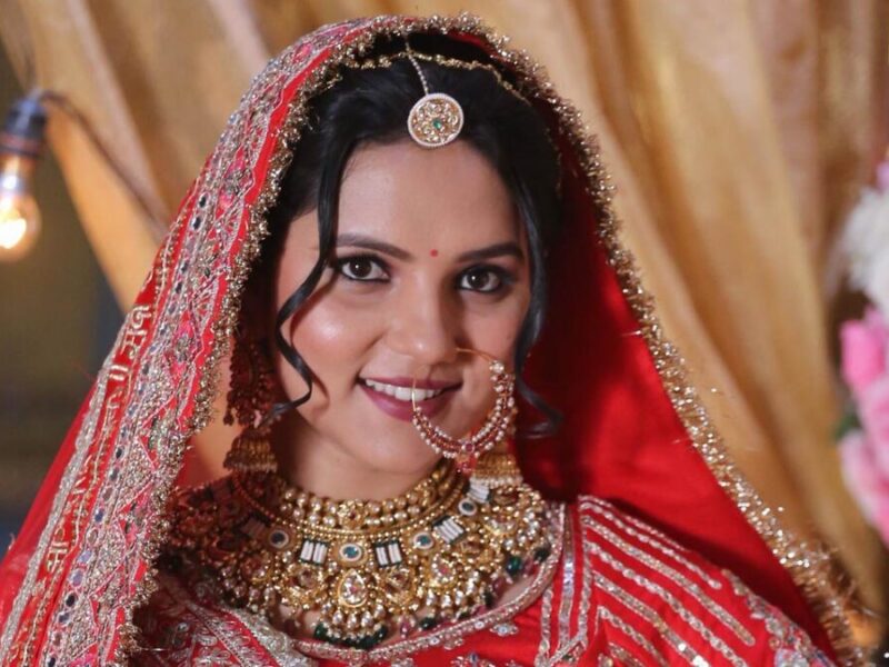 Priya Thakur ने 16 किलो का लहंगा पहनकर की शूटिंग