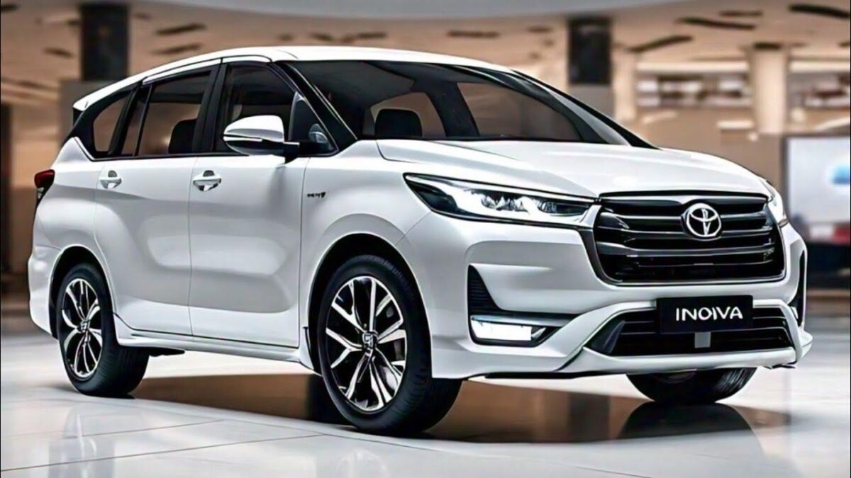 Toyota Innova Hycross 2025: टोयोटा इनोवा हाईक्रॉस लॉन्च, इतनी है माइलेज नए लुक में लग रही शानदार