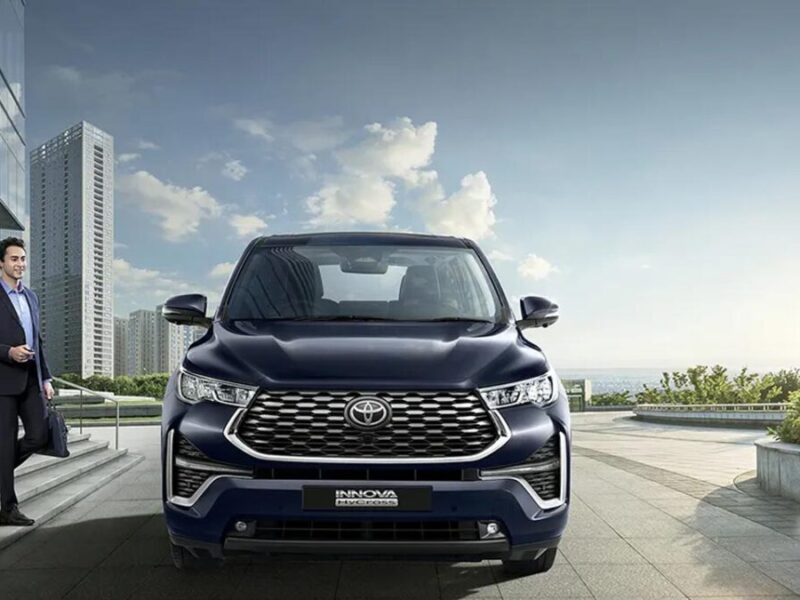 Toyota Innova Hycross: एसयूवी और एमपीवी से बेहतर है टोयोटा इनोवा हाईक्रॉस, जानें कितनी है माइलेज?