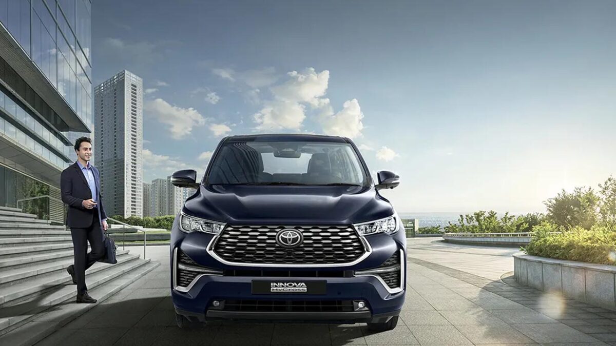 Toyota Innova Hycross: एसयूवी और एमपीवी से बेहतर है टोयोटा इनोवा हाईक्रॉस, जानें कितनी है माइलेज?