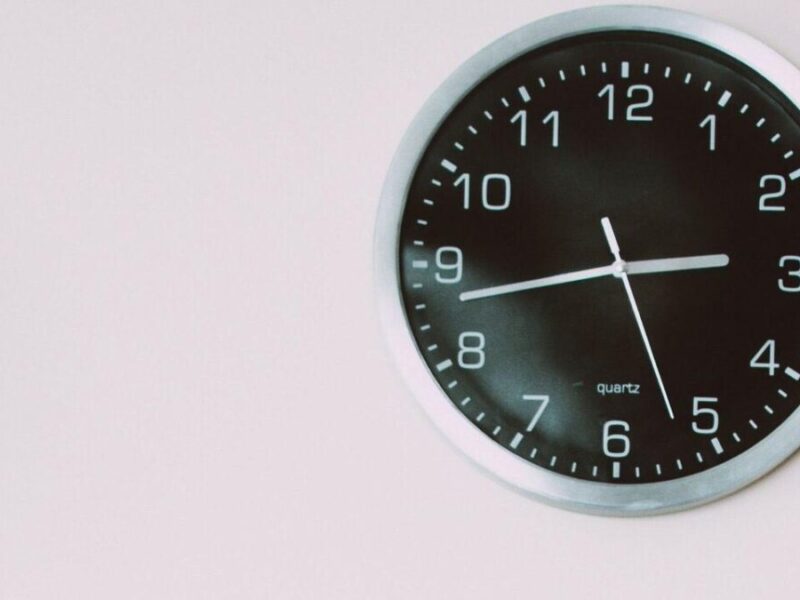 Vastu Tips for Home clock: घर की दीवार पर घड़ी लगाने से पहले जान लें वास्तु टिप्स, फायदे में रहेंगे आप