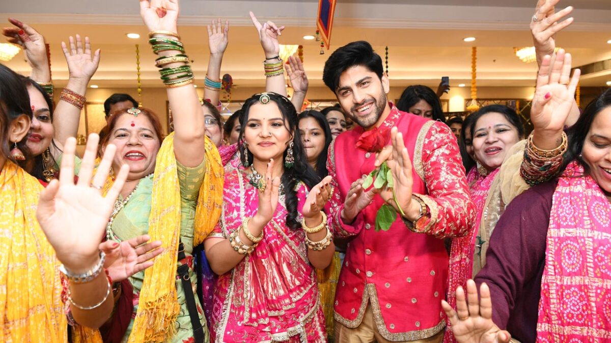 Vasudha's Mehendi: वसुधा और देवांश की मेहंदी पर फैंस संग जश्न, जानें क्या क्या हुआ धमाल