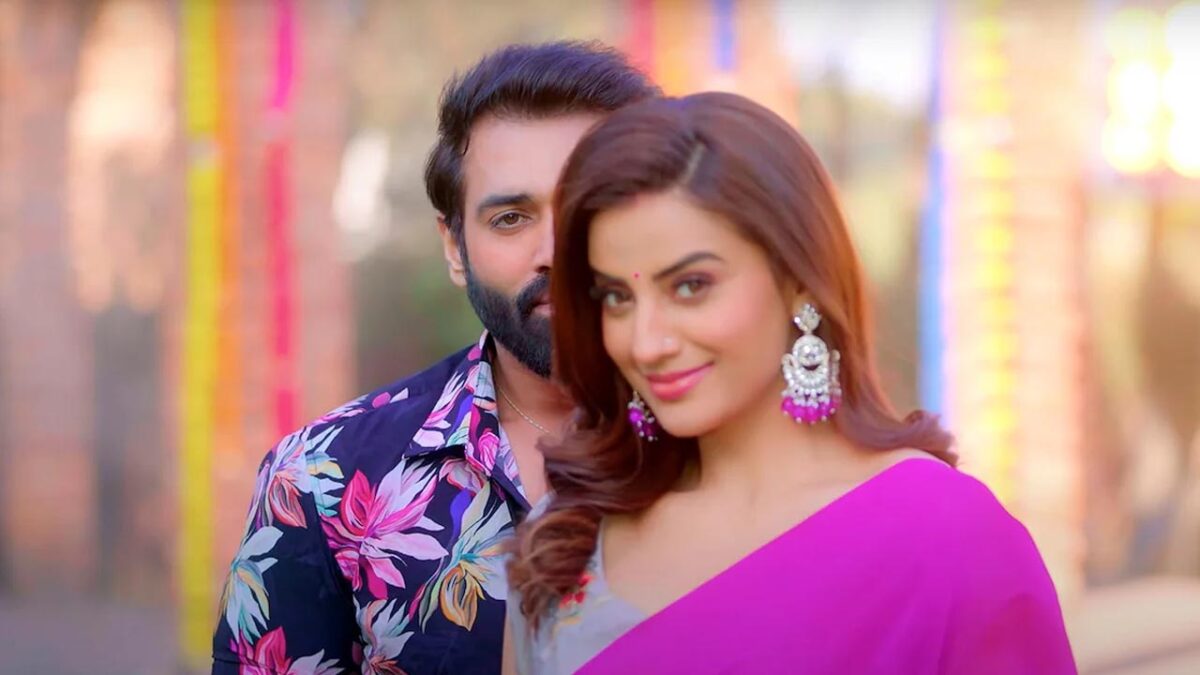 Akshara Romantic Song Chand Ke Tara: अक्षरा सिंह के भोजपुरी गाने 'चांद के तारा' ने काटा गदर, आप भी देखें