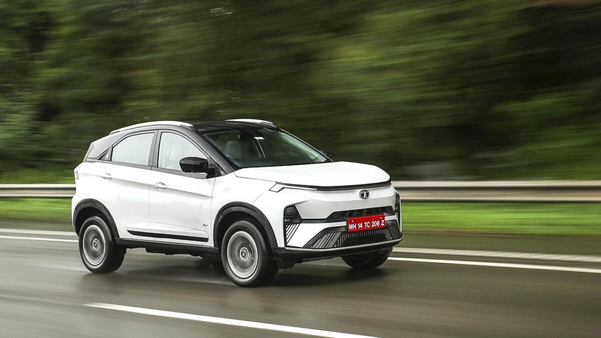 TATA Nexon: टाटा की इस पॉपुलर SUV पर कंपनी दे रही 45 हजार का डिस्काउंट, जानें कैसे हैं फीचर्स