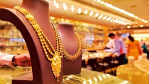 सोना खरीदने जा रहे हैं तो जान लें Gold latest Rate, दाम में 600 रुपये की आई कमी
