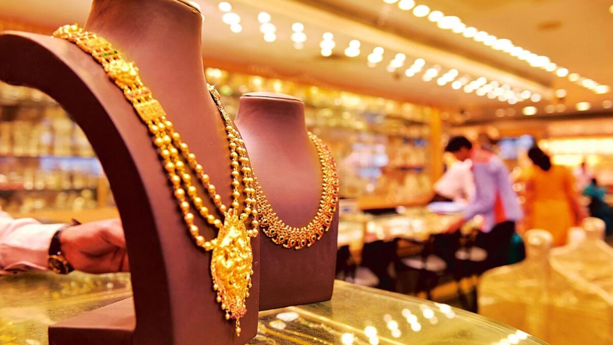 सोना खरीदने जा रहे हैं तो जान लें Gold latest Rate, दाम में 600 रुपये की आई कमी