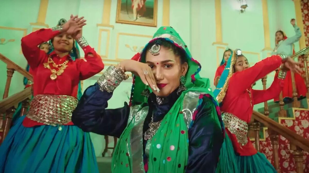 सपना चौधरी के Haryanvi Song में दिखी अदाएं, Photo Rakhe Jhole Mein पर किया गदर डांस