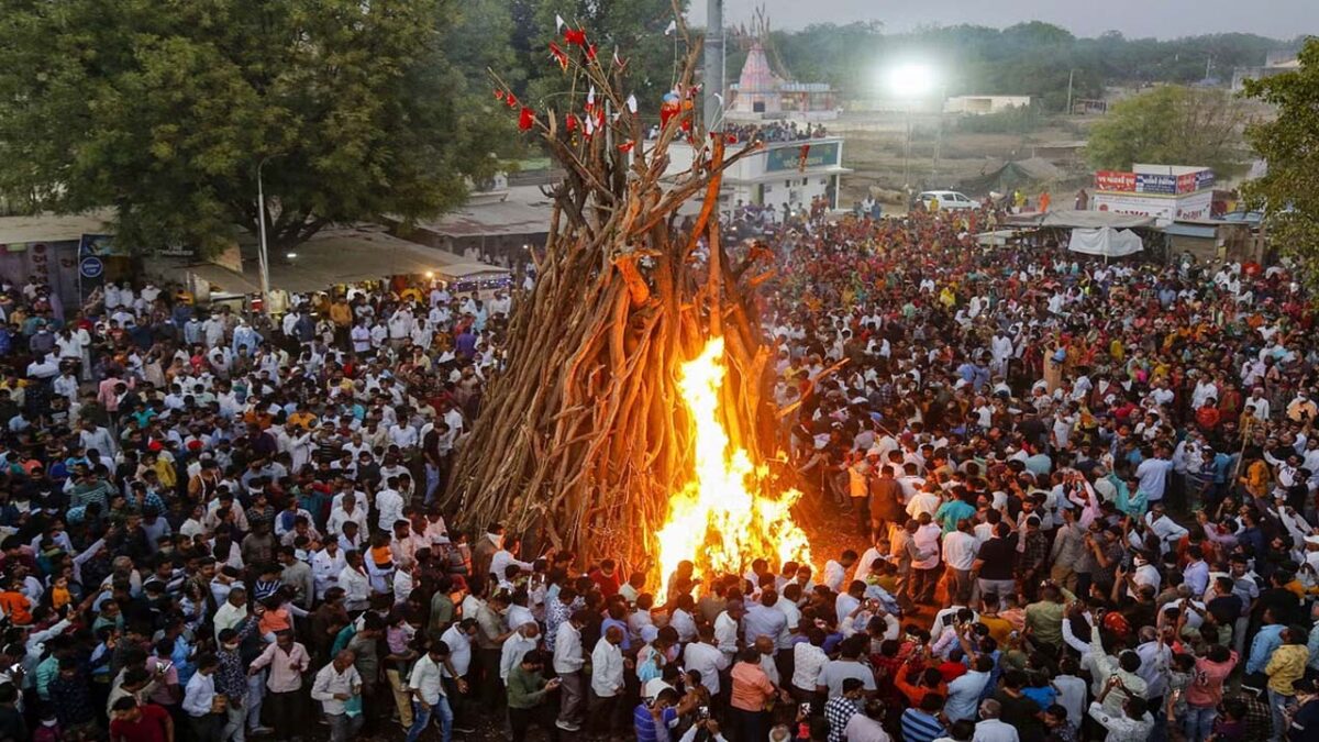 Holashtak 2025: क्‍यों होली से पहले मनाया जाता है होलाष्टक, क्‍या है इसका महत्‍व?