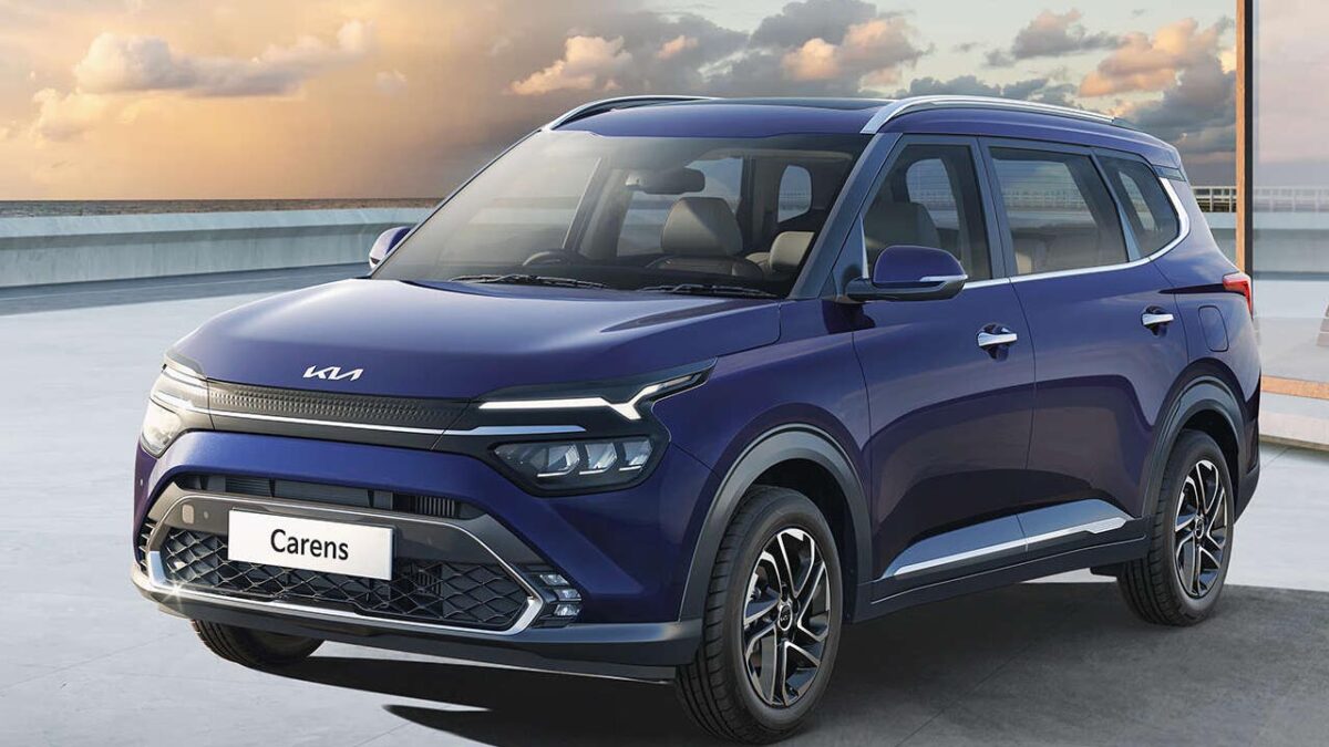 Kia Carens 2025 Facelift का नया मॉडल होगा खास, ऐसे होंगे फीचर्स
