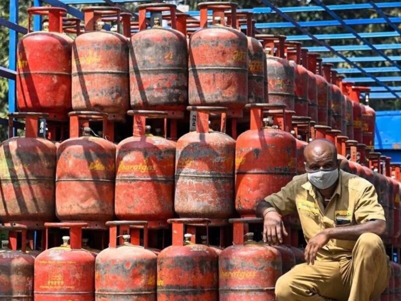 LPG Price: एलपीजी सिलेंडर हो गया सस्ता, आपके यहां जानें क्या है रेट?