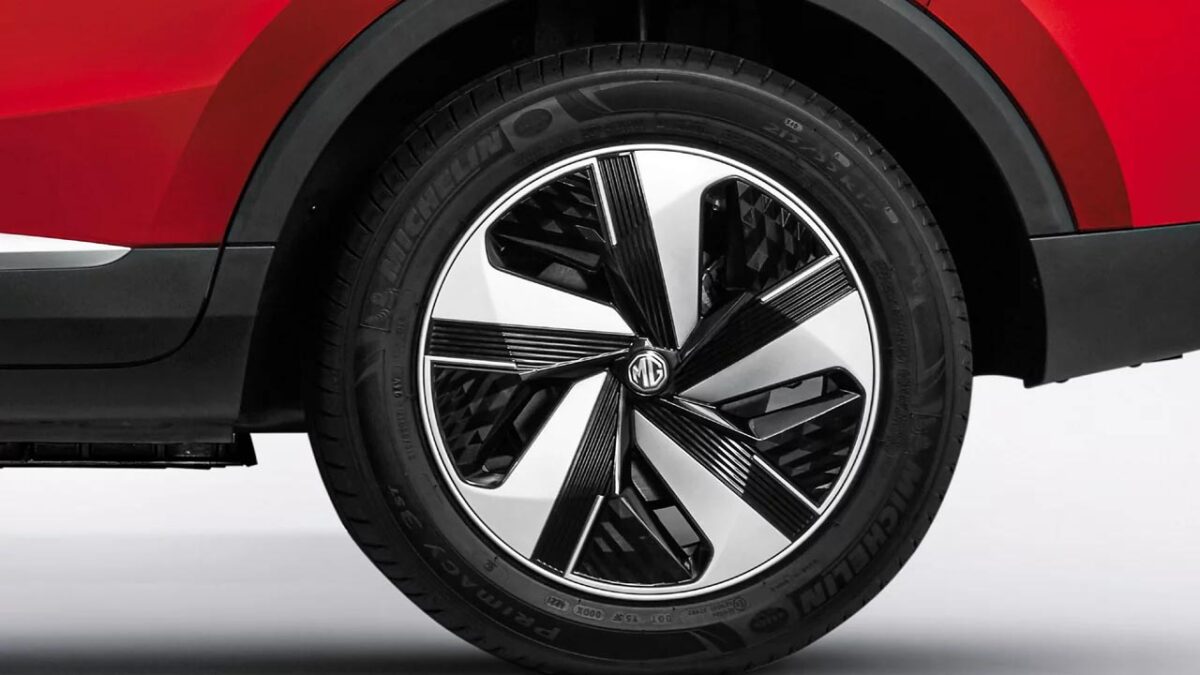 MG ZS EV: पब्लिक को लगा जोरदार झटका, एमजी जेडएस इलेक्ट्रिक एसयूवी के ये वेरिएंट हुए महंगे