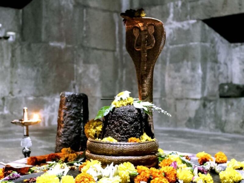 MahaShivratri: महाशिवरात्री पर शिवलिंग पर जल चढ़ाने की सही विधि क्या है? जलाभिषेक कैसे करें?