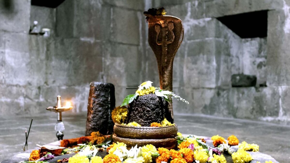 MahaShivratri: महाशिवरात्री पर शिवलिंग पर जल चढ़ाने की सही विधि क्या है? जलाभिषेक कैसे करें?