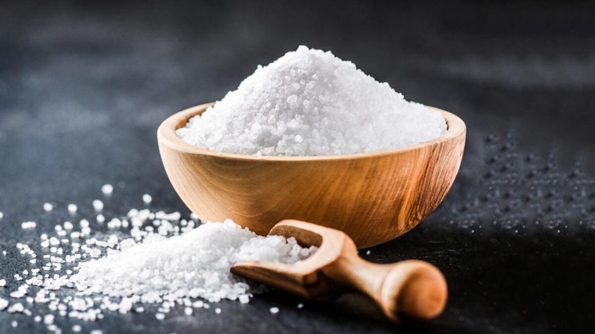 Namak Ke Upay 2025: बड़े काम के हैं नमक के चमत्कारी टोटके, जानिए कैसे उठाएं लाभ?