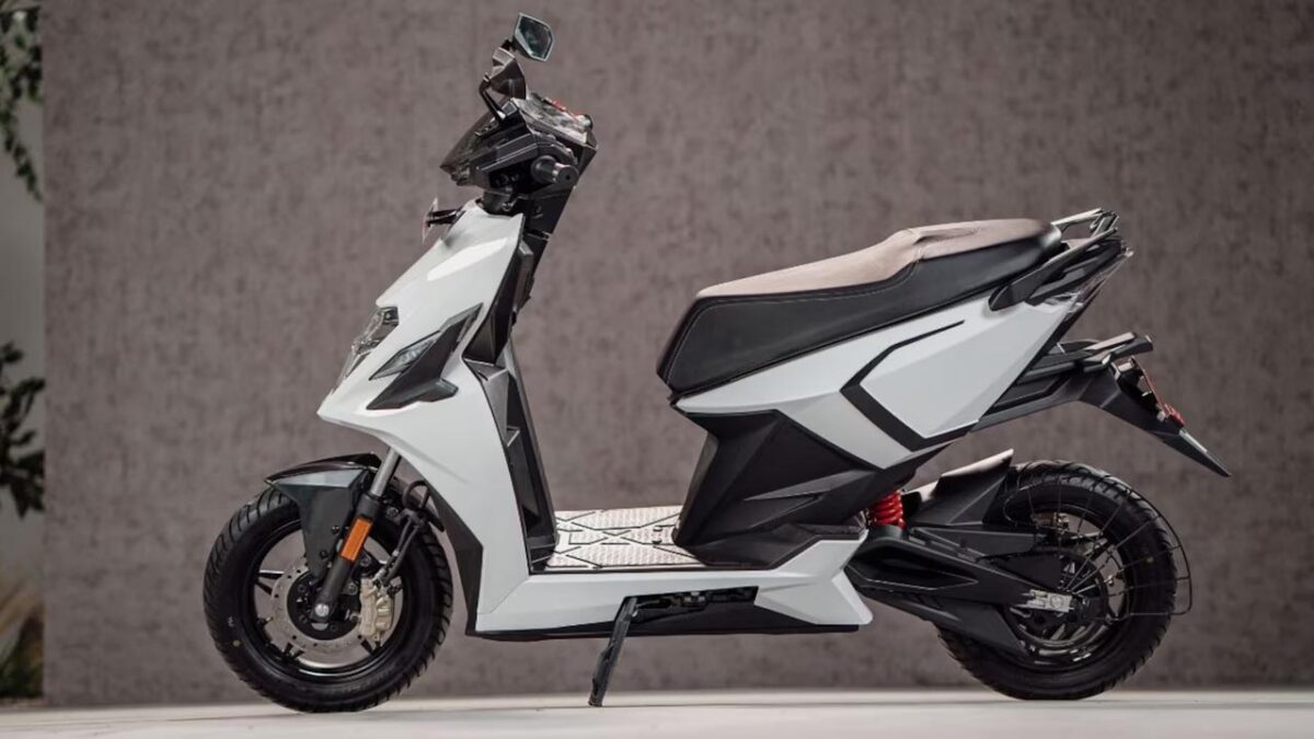 Simple One Electric Scooter: सिंगल चार्ज में मॉडिफाइड सिंपल वन स्कूटर देती है 248 किमी की माइलेज