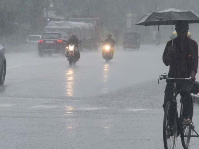 UP Weather Forecast: आईएमडी ने यूपी के 30 जिलों में बारिश और आंधी की चेतावनी जारी की