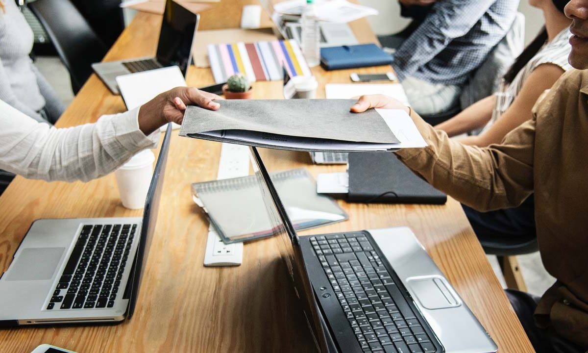 Vastu Tips For Job: मिलेगी बढ़‍िया नौकरी और करियर होगा सेट, करें ये उपाय