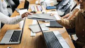 Vastu Tips For Job: मिलेगी बढ़‍िया नौकरी और करियर होगा सेट, करें ये उपाय